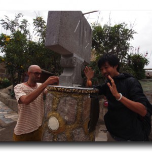 地球の不思議？インチキ？ 赤道の上で理科の時間。