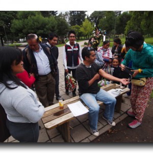 第３回、キトの街角で血圧測定サービス。