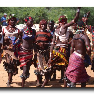 男が女をムチで打つ！！衝撃的なハマル族の成人の儀式。