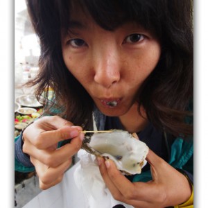 生ガキを食べる宇宙人と国連で働く日本人。