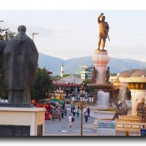 この街は何かがおかしい。真夜中に響く銃声とアイツの恐怖…。