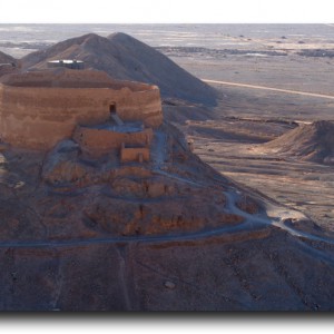 ゾロアスター教。簡素すぎる寺院と砂漠の鳥葬場。